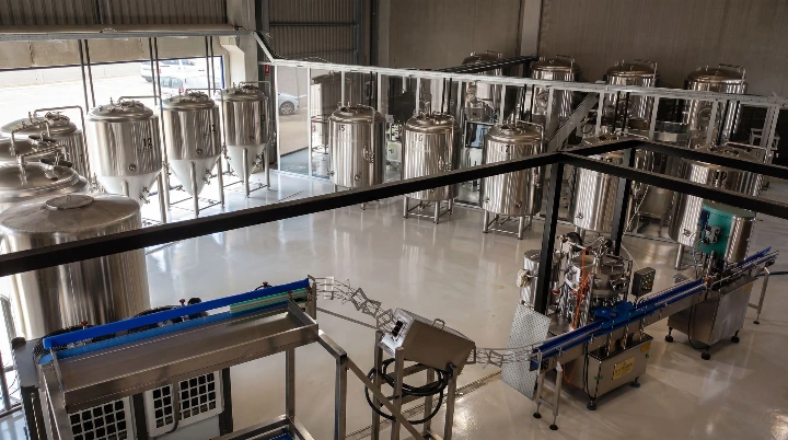 Kijkje in de moderne brouwerij met roestvrijstalen tanks van Brouwhoeve.