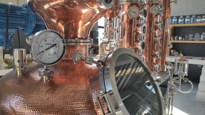 Traditionele koperen distilleerketel gebruikt voor het maken van Hell of a Gin.